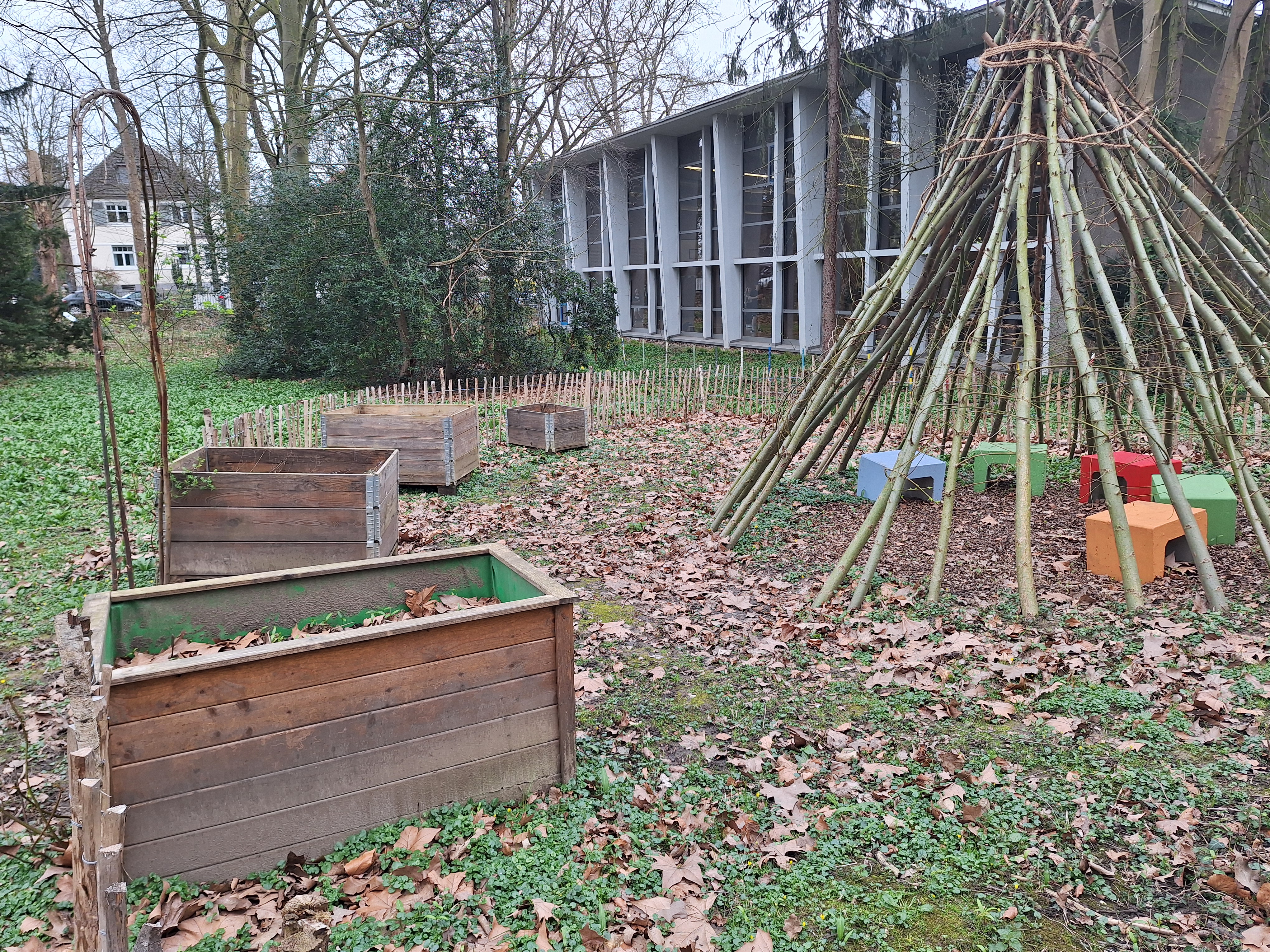 Schulgarten und Tipi am EBG